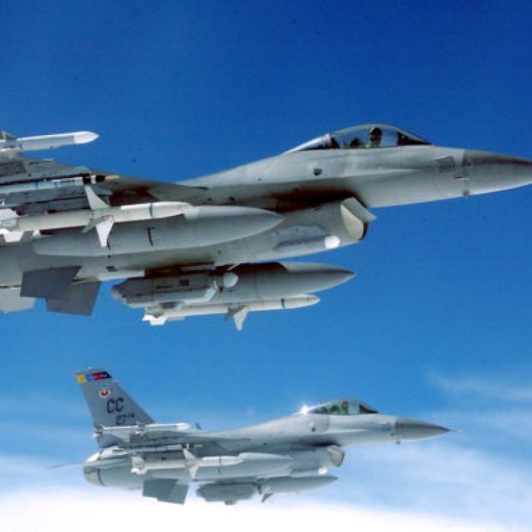 f-16-falcon-flying-in-sky-640x394